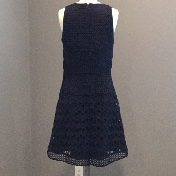 Ladylike shift dress in circles detail - Picture 3 of 3